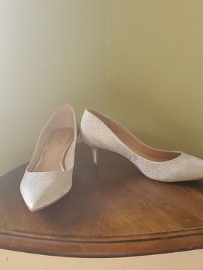 Badgley Mischka Silver Glitter Pointed-Toe Kitten Heels